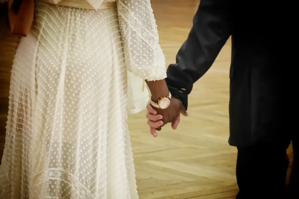 couple marié main dans la main